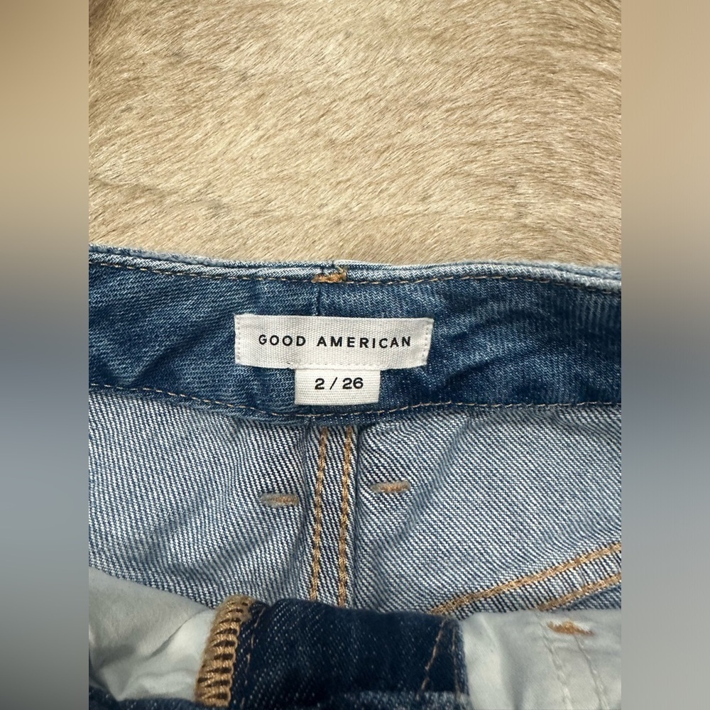 NWOT Good American 90's Long Women's Frayed Shorts Stretch Blue Denim Sz 2/26 - Picture 4 of 6